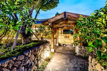 Jeju Hanok Hotel Hallagung 2*