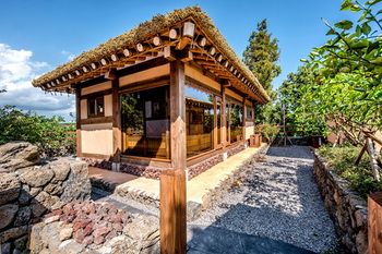 Jeju Hanok Hotel Hallagung 2*