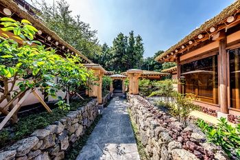 Jeju Hanok Hotel Hallagung 2*