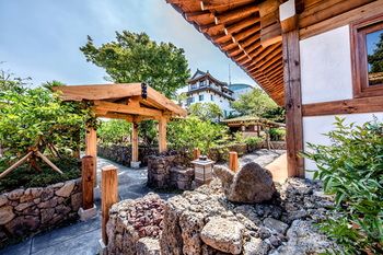 Jeju Hanok Hotel Hallagung 2*