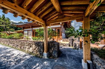 Jeju Hanok Hotel Hallagung 2*