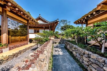 Jeju Hanok Hotel Hallagung 2*