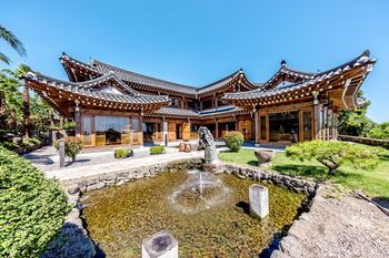 Jeju Hanok Hotel Hallagung 2*