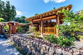 Jeju Hanok Hotel Hallagung 2*