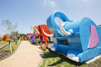 Blue Whale Resort 3*