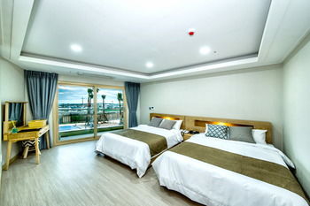 Blue Whale Resort 3*