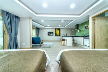 Blue Whale Resort 3*