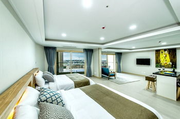 Blue Whale Resort 3*