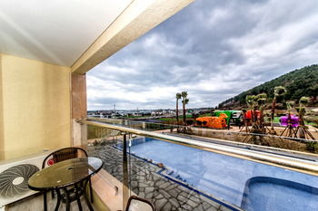 Blue Whale Resort 3*