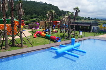 Blue Whale Resort 3*