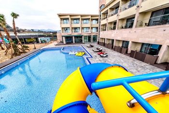 Blue Whale Resort 3*