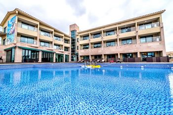 Blue Whale Resort 3*