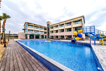 Blue Whale Resort 3*