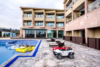 Blue Whale Resort 3*