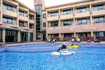 Blue Whale Resort 3*