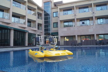 Blue Whale Resort 3*