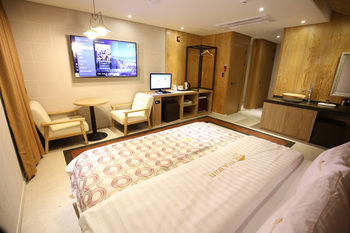 Elga Hotel 3*
