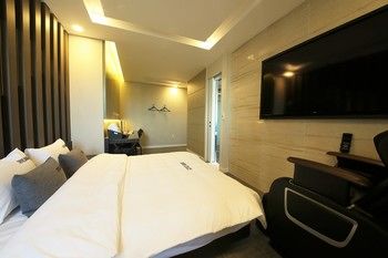 Premium AVA Hotel Sasang 2*