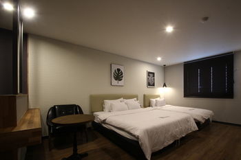 Calm Rest Hotel Busan Sasang 2*
