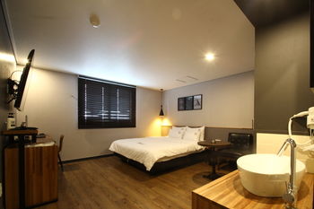 Calm Rest Hotel Busan Sasang 2*