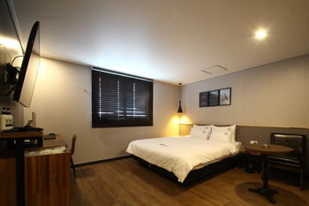 Calm Rest Hotel Busan Sasang 2*