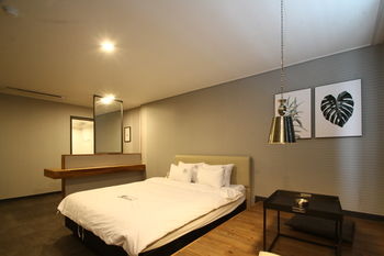 Calm Rest Hotel Busan Sasang 2*