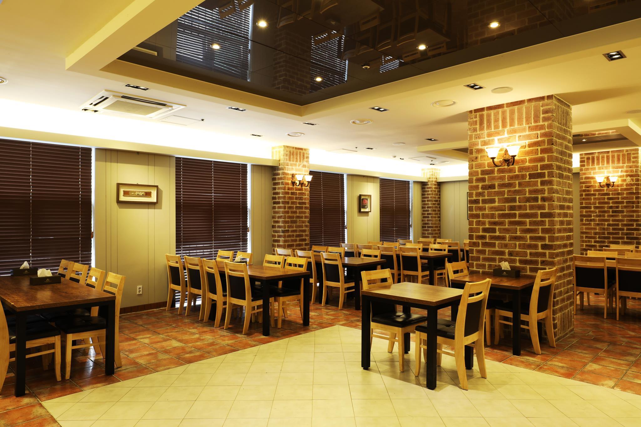 Maple Tourist Hotel 3*
