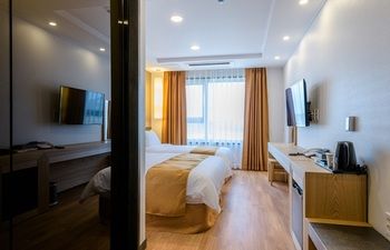 Thira Hotel 2*