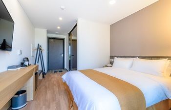 Thira Hotel 2*