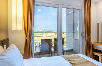 Thira Hotel 2*