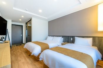 Thira Hotel 2*