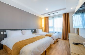 Thira Hotel 2*