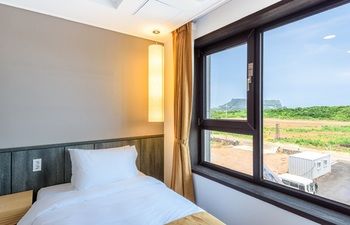 Thira Hotel 2*