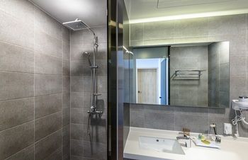 Thira Hotel 2*