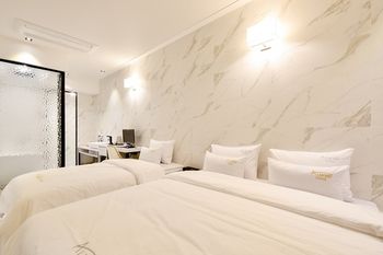 Masan Almond Hotel 3*