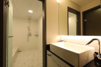 Suwon Saint Hotel 3*