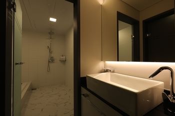 Suwon Saint Hotel 3*