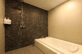 Suwon Saint Hotel 3*