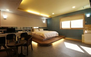 GoldenRoot Hotel in Gimhae 2*