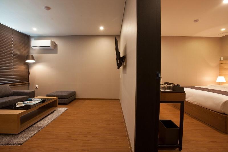 Hotel Two - Y 3*