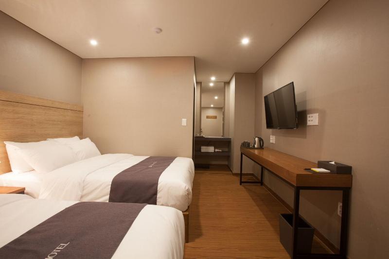 Hotel Two - Y 3*