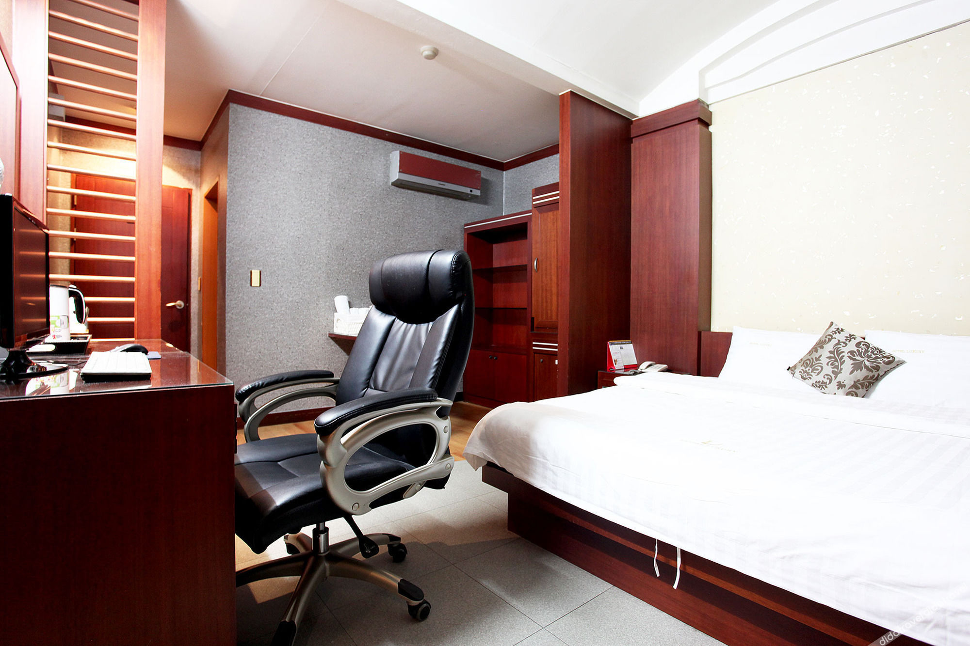 Luxury Hotel Osan 3*