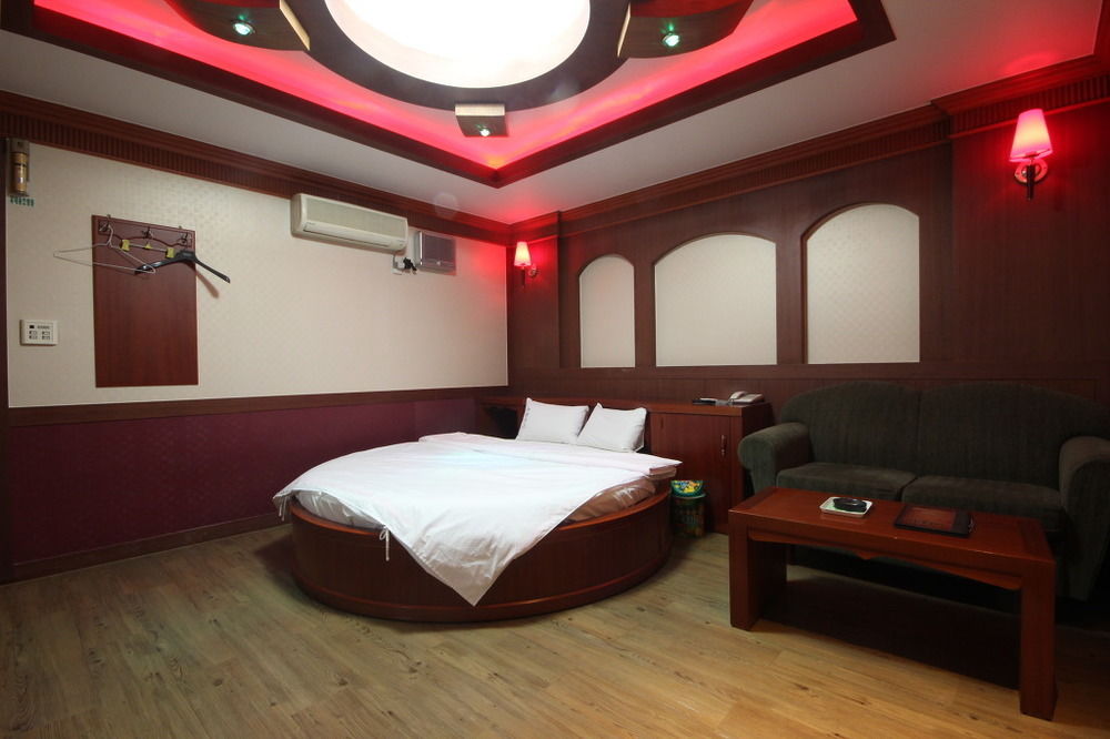 Utopia Motel 2*