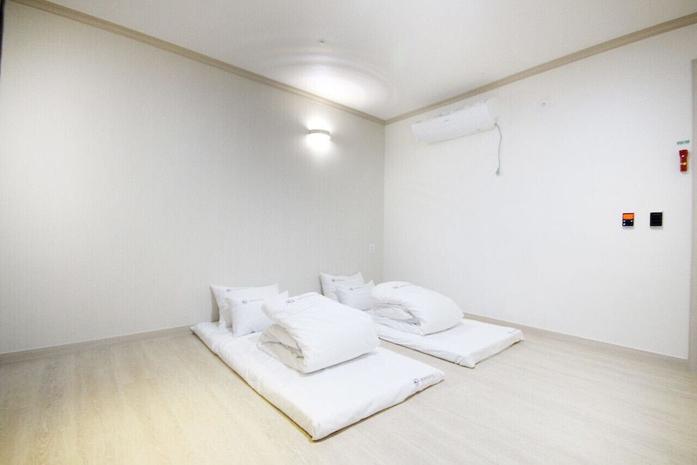 MJ Tour Hostel 2*