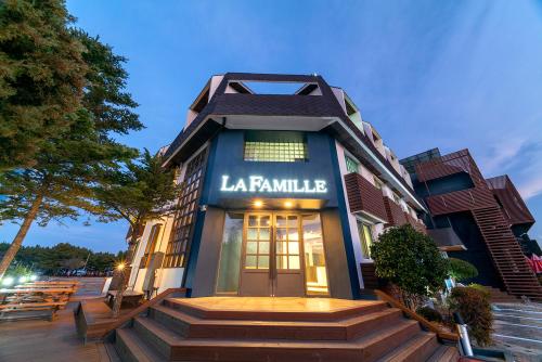 La Famille 2*