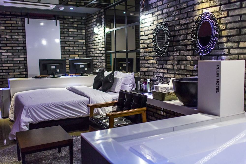 Plein Hotel 2*