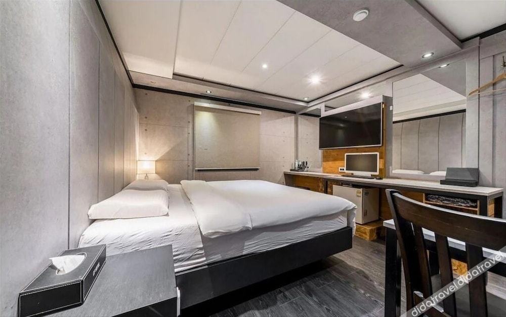 27 HOTEL 2*