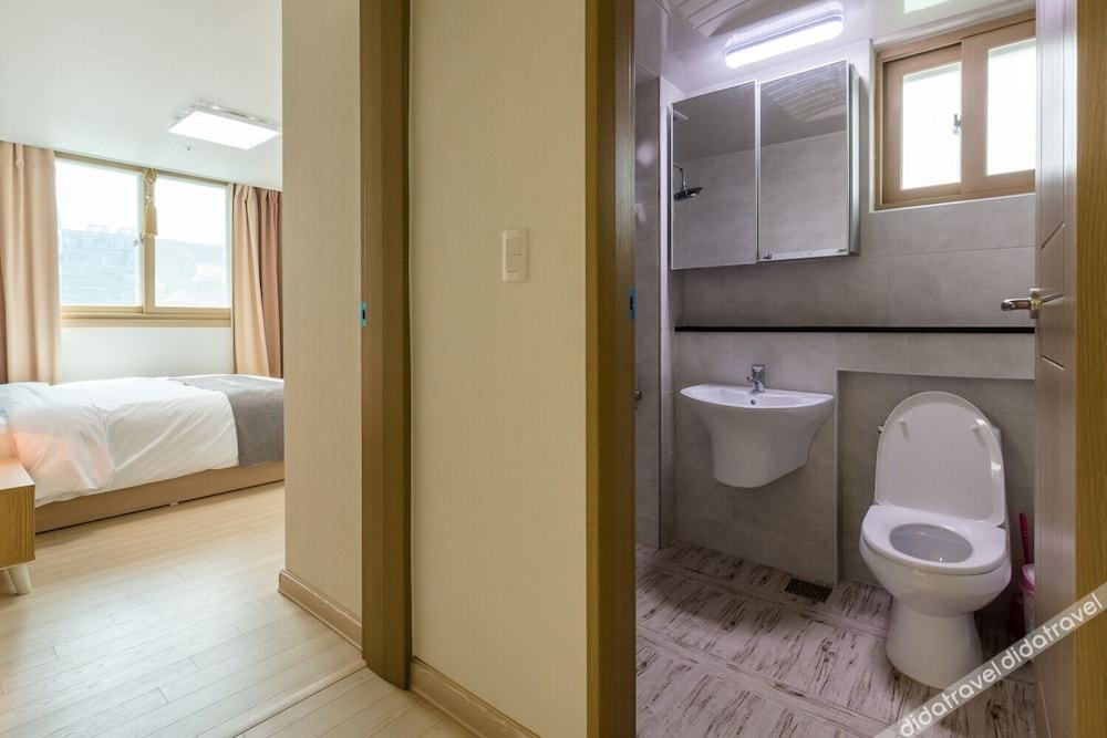 JS Residence Hotel Okpo 3*