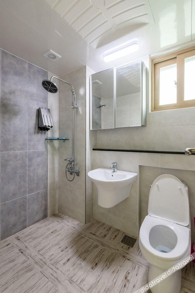 JS Residence Hotel Okpo 3*