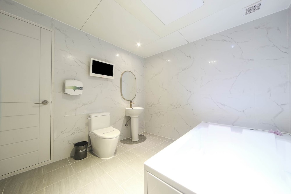 Renaissance Hotel 3*
